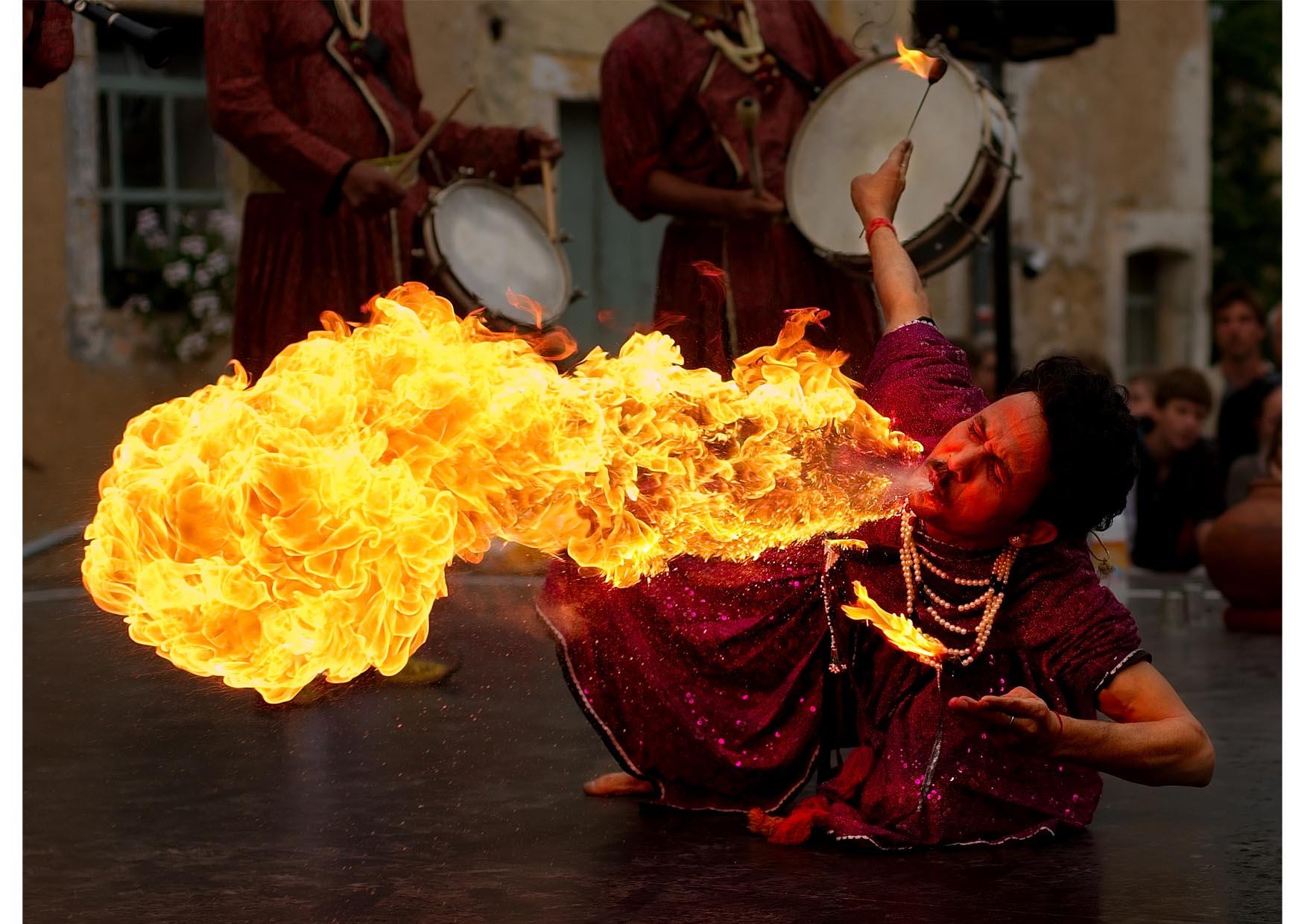 Foto mangiatore di fuoco della "jaipur maharaja brass band"